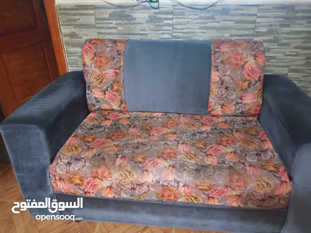طقم كنب +خزانة +مراي +تخت مفرد حديد مع الفرشة بحالة جيدة