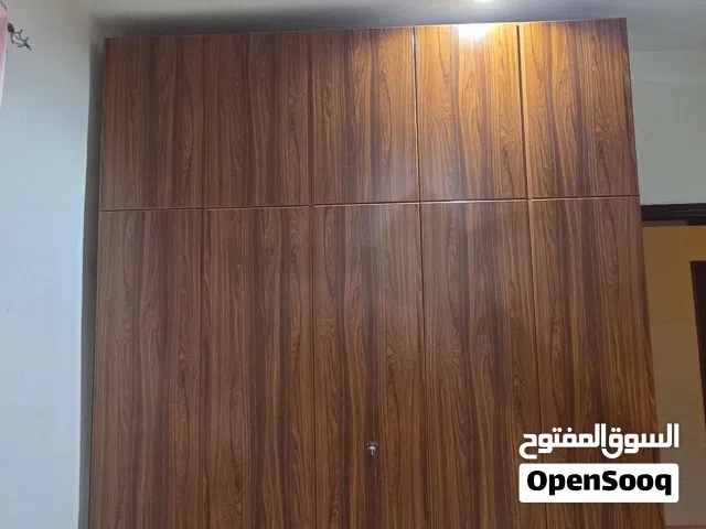 خزانة ملابس متوسطة