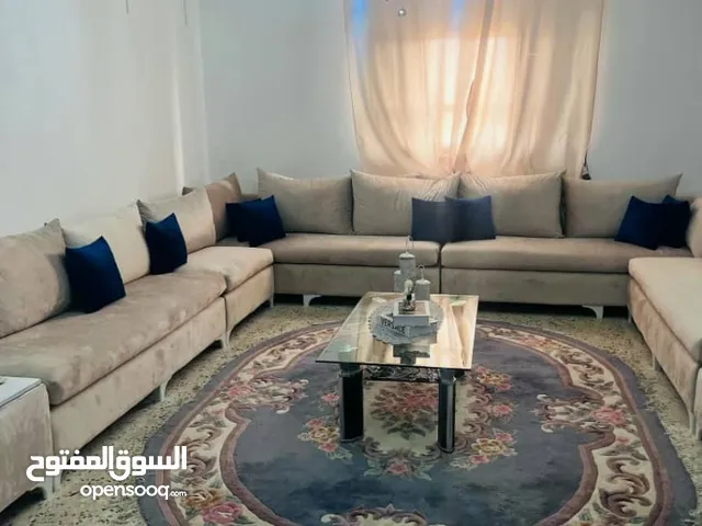 جلسة مستعملة نظيفة وكبيرة