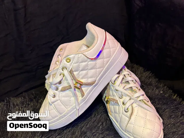 الماركه سكيتشرز موديل جديد كوالتي عالي قطعه مميزه توجد فقط قطعه واحده صناعه تركيه ونادره