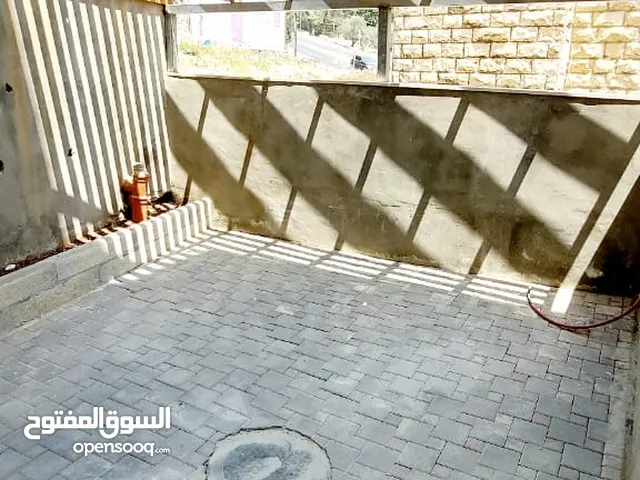 شقة بمساحة 170متر مع ساحة خاصة حوالي 35 متر بسعر 165 الف$