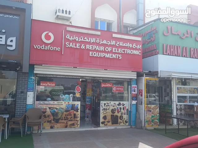 عاجل بيع او إستثمار محل تجاري في موقع استراتيجي بالحيل الشمالية جنب محطة وقود