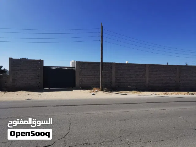 قطعة أرض ممتازة تجارية سكنية 968م على واجهتين في تاجوراء تقاطع الكهرباء وفيها غرف للعمال وفيها بئر م