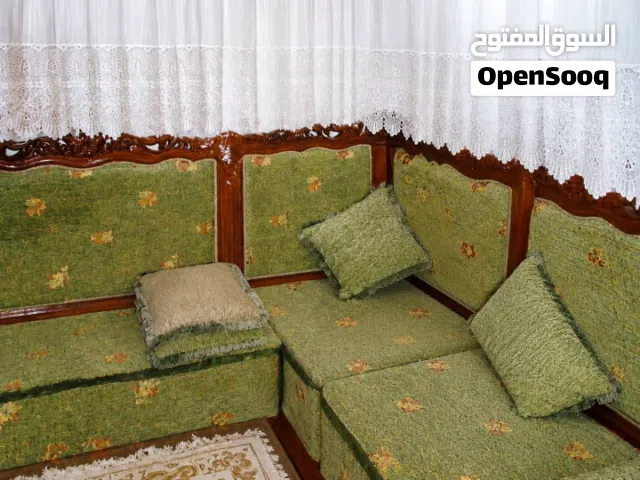 صالون جلسة  مع طاولة جميلة بسعر 6000 دينار قابل لنقاش