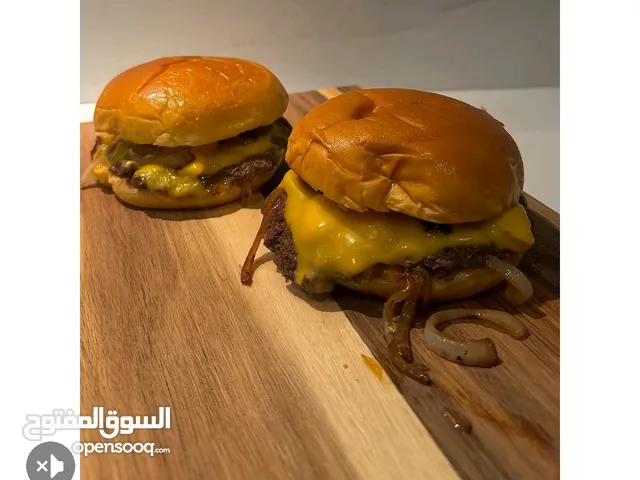 مطلوب شيف طباخ يتقن عمل الصاجية والبرجر والسندويشات السريعة وقدرة على التعامل مع الزبائن وتحمل ضغط ا