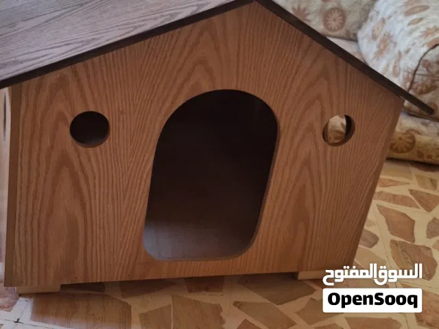 بيت قطط خشبي بحالة ممتازة، مصنوع من الخشب المتين، مريح وآمن للقطط، مناسب للاستخدام داخل المنزل