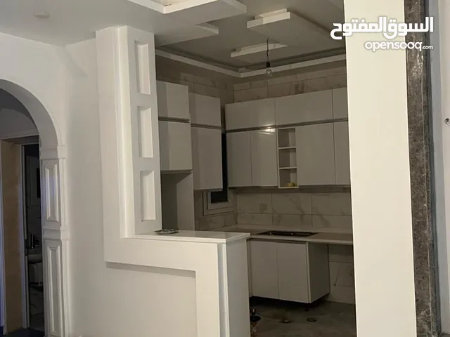 منزل ارضي تشطيب حديت 4غرف +3حمامة عين زاره الاستراحه الحمرا 1600مقذم 3 شهور +عمولة مكتب نص شهر