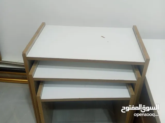 طاوله وسطيه مع طقم سرفيس للبيع + طقم كنبايات نظيف