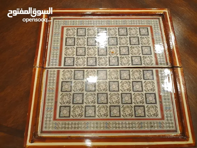 طاولة شطرنج مع الزهر (لا يوجد قطع زهر)