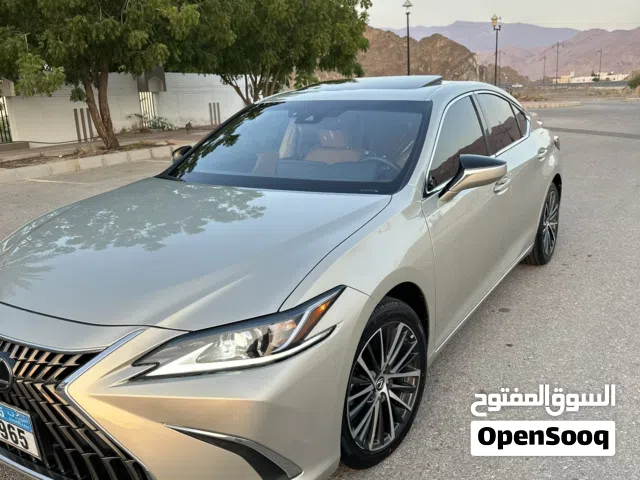 للبيع لكزس ES هايبرد بسعر ممتاز