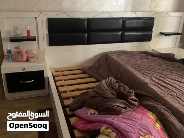 غرفه نوم تخت مع كوميدينا متلاصقات مع التخت وتسريحه مع مراي . وخزانه لون زهر كبيرة وحالتها ممتارة