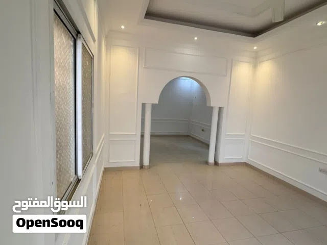 250 m2 3 Bedrooms Villa for Rent in Muscat Al Khoud