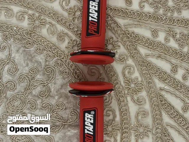 مقابض دراجه باللون الاحمر