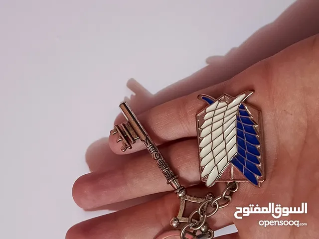 ميداليه انمي هجوم العمالقه (شعار الحريه مع مفتاح القبو )