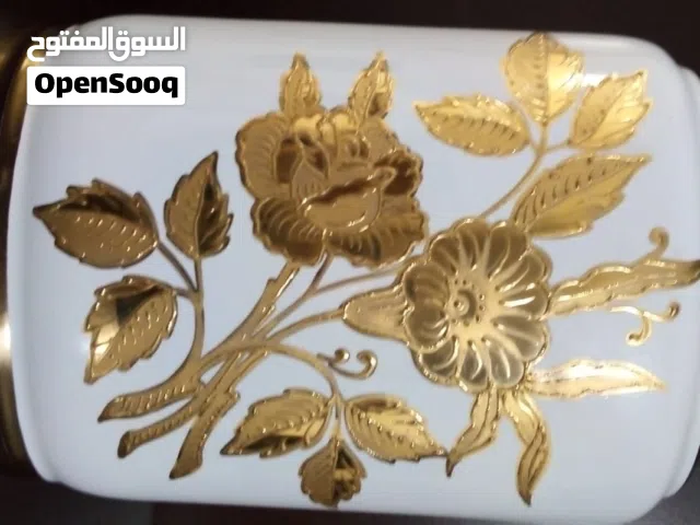 A 40-year-old handmade vase, a masterpiece antique, adorned with 24-karat gold plating (14 grams).