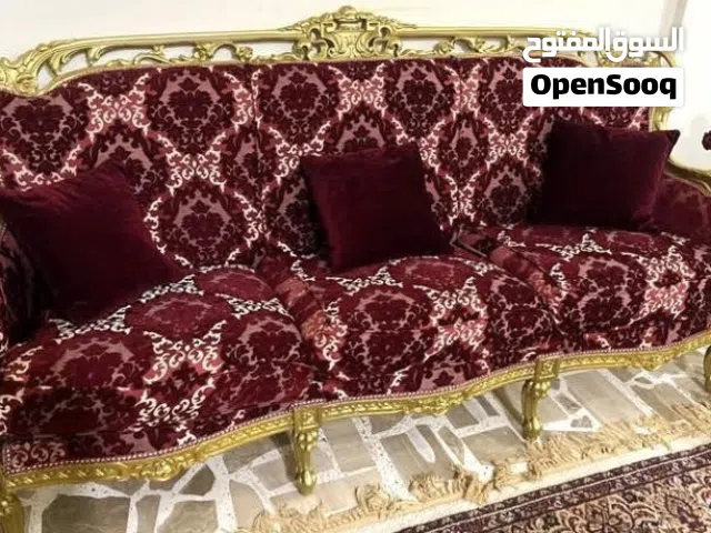 طقم صالون للبيع تصميم كلاسيكي راقي – حالة ممتازة