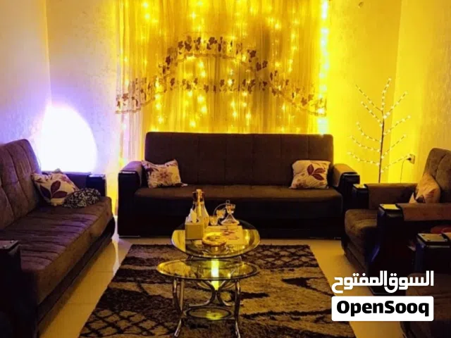 طقم كنب صوفابيد فاخر للبيع مع تخزين في جميع المقاعد ..ثلاثيتين و2 مفرد مع طقم طاولات ثلاثيه مع برداي