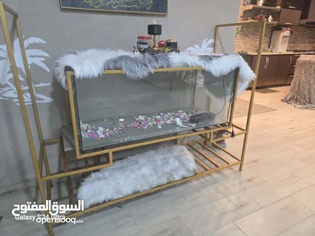 حوض سمك مع استاند ذهبي