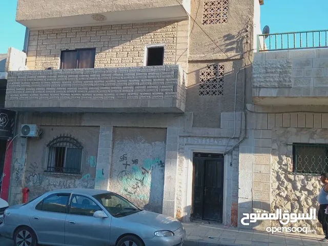 قطعة أرض مساحة 300 متر مبني عليها 3 شقق مساحة 122 متر و178 متر لكلا الشقتين