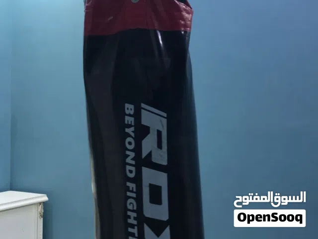 كيس ملاكمه مملي ب التراب للبيع مع كامل احتياجاته من سنسله و جفوف ملاكمه سوداء شاهد الوصف ...