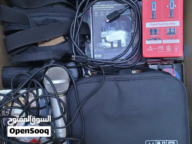 صندوق فيه الكثير من معدات التصوير