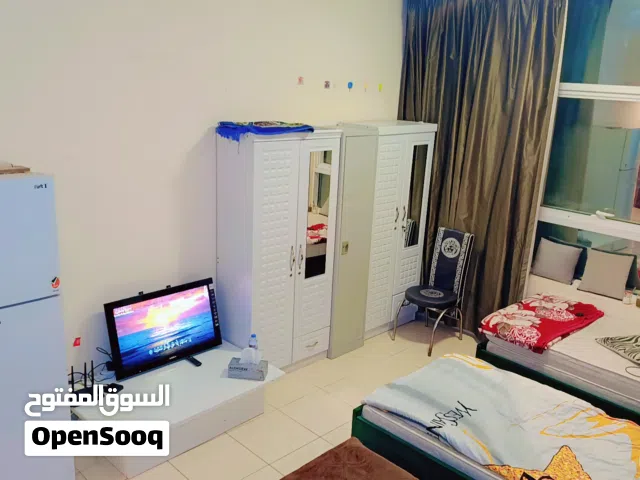 غرفة ماستر تصلح 3 شباب موظفين حمام خاص بالغرفة شاشة وثلاجة سكن هادء ومريح