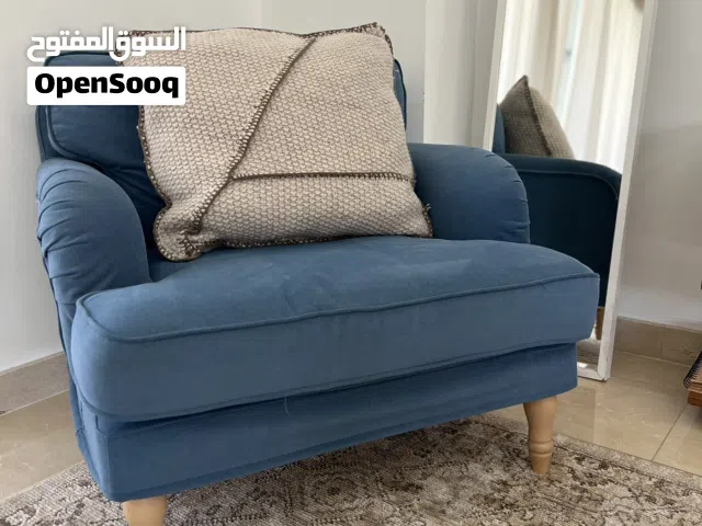 كرسي بذراعين من إيكيا - بحالة ممتازة