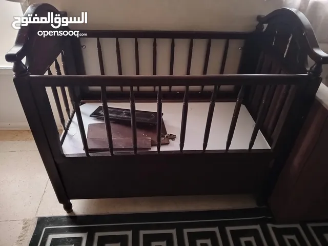 تخت بيبي خشب زان وبلوط لون بني محروق بحاله جيده