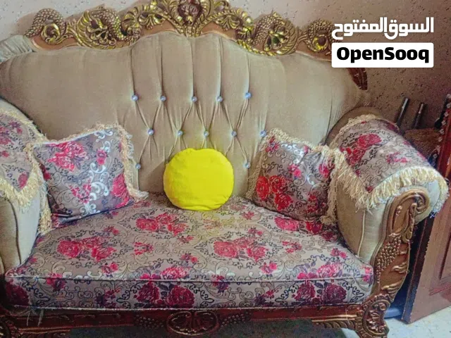 طقم كنب مصري في حاله جيدة  مع 3 طاولات سيراميك