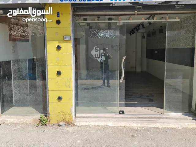 محل تجاري للايجار بالقرب من وسط البلد في مدينة الخليل مع واجهة على الشارع الرئيسي
