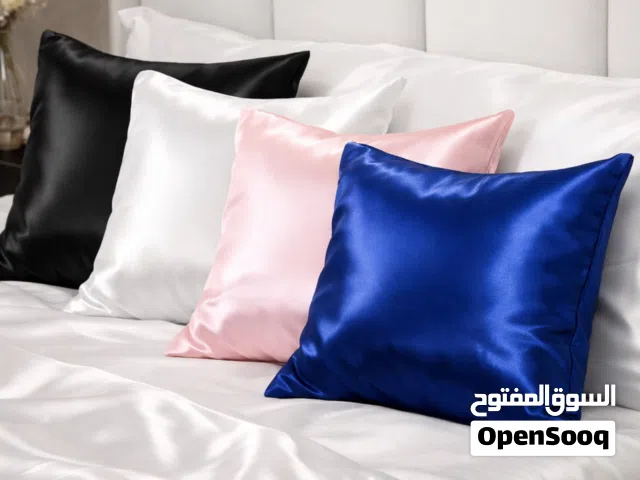 مخدة ناعم و حرير و تشعر بالراحه عند النوم