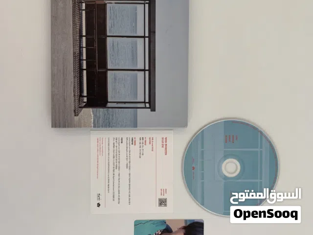 البوم لفرقة BTS مع محتويات الظاهرة في الصورة