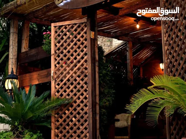 مطلوب لمطعم مميز وقائم ممول لتأسيس ركن للقهوة والحلويات .