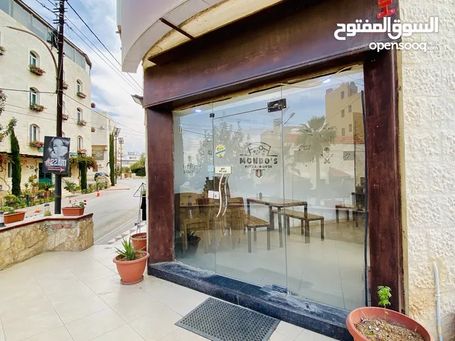مطعم بيتزا للبيع في شارع الفنادق في مادبا مع جميع معداته