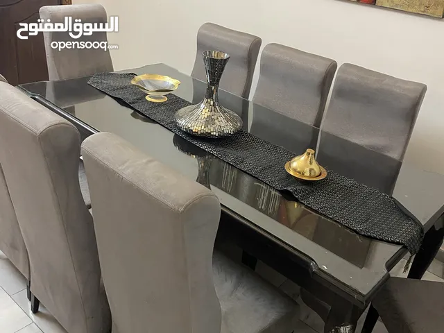 طاولة سفرة مع 8 كراسي و ازا حماية