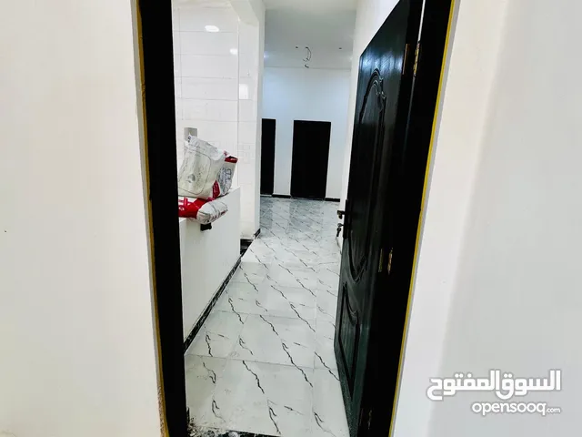 بيت 185 متر في منطقة سكنية كآملة الخدمات في الجزيرة بآب آلهوى خلف آلسوق بيت جدا مرتب طابوك