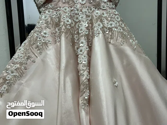 فستان للزفاف يناسب جميع المناسبات بلون جميع بسعر مناسب مستعمل قليل بس للحفلات