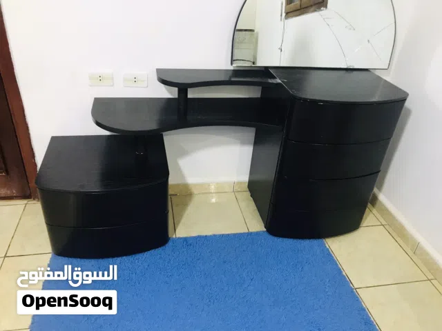 طاولة تسريح شعر و عطور