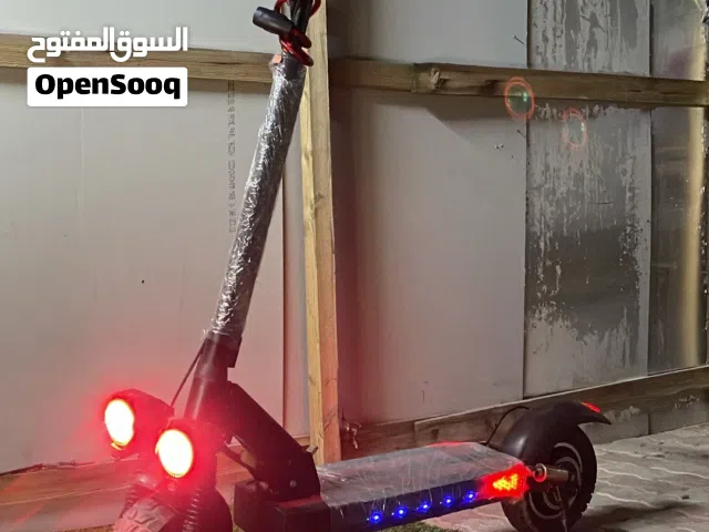 سكوتر شغال ما فيها شي بس إلا البريكات خربان سكوتر