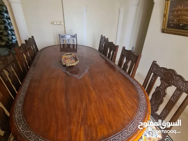 طاولة مع الكراسي