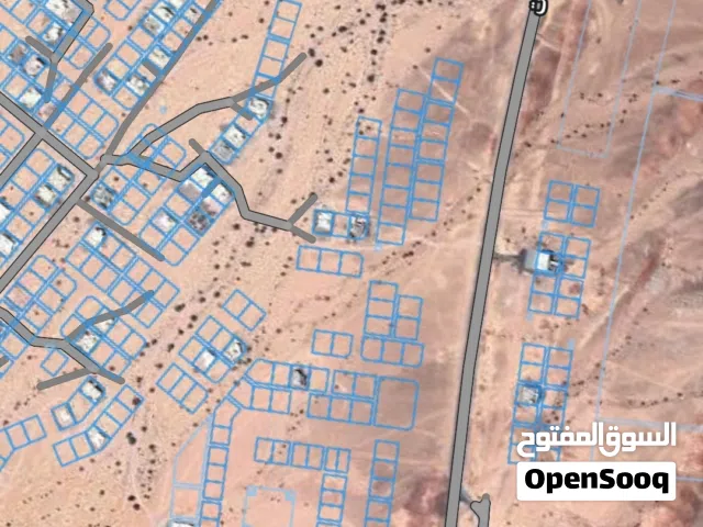 الريبة جنبها منازل قائمه وأرض مستويه