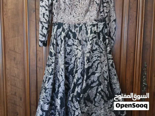 فستان مناسبات للمحجبات و غير المحجبات بلبس قياس 40 ل 44 لونه أسود معرق بلون سومي مع شك خرز