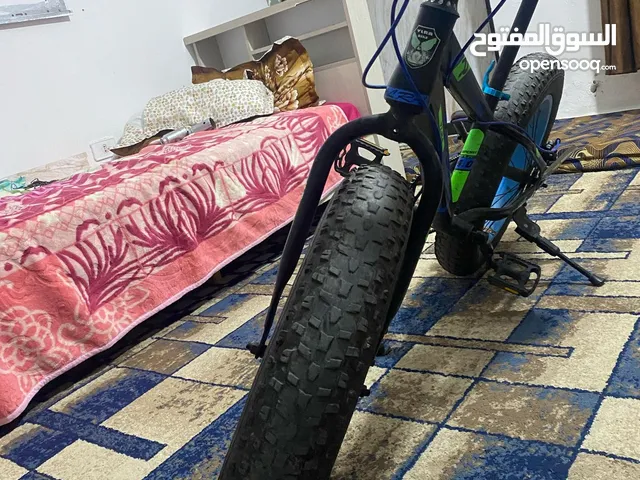 ثلاث بسكليتات ثنتين حجم وسط ووحده كبيره