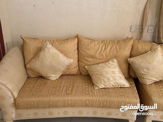 مقاعد  و طاولة و مخدات