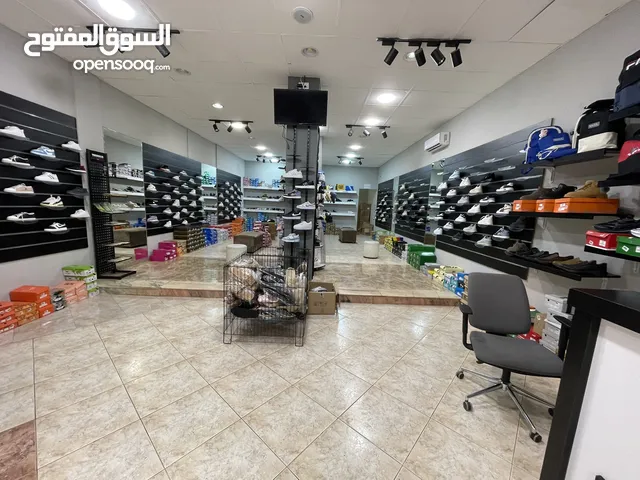 محل احذية للبيع خلو رجل بضاعة + ديكور كامل