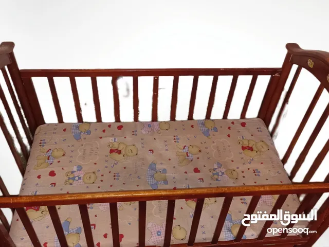 سرير اطفال خشبي يحتوي على 2 درج يتحمل لعمر 3 سنين سرير ثابت يوجد به عيب موضح في الصورة