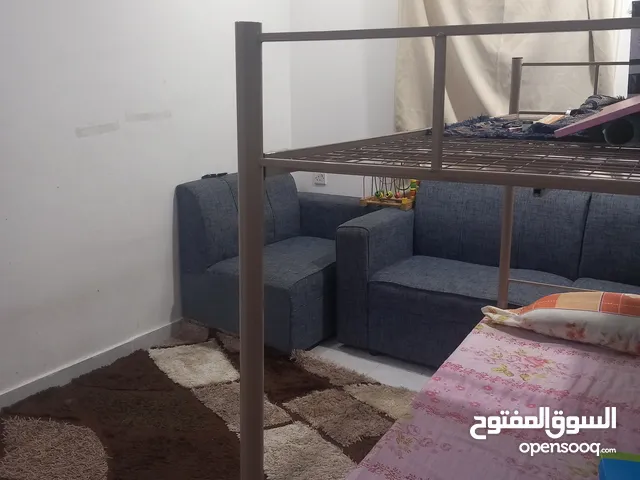 شقه للايجار مؤقت لمده شهرين او ثلاثه خيطان بجوار مدرسه السيف والسفر غرفه وصاله وحمام ومطبخ