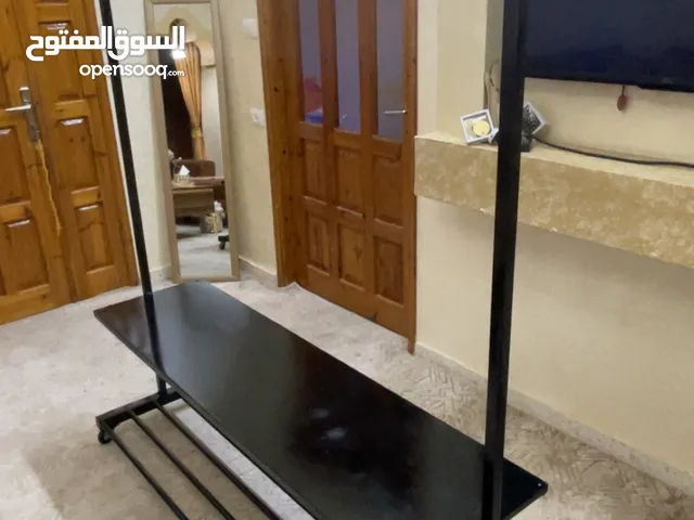 علاقة ملابس مع رف لوضع الملابس وقاعدة لوضع الاحذية مصنوعة من حديد متين.