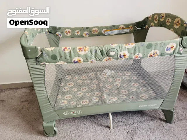 كرسي طعام، كوت، وسرير متنقل. لوازم أطفال