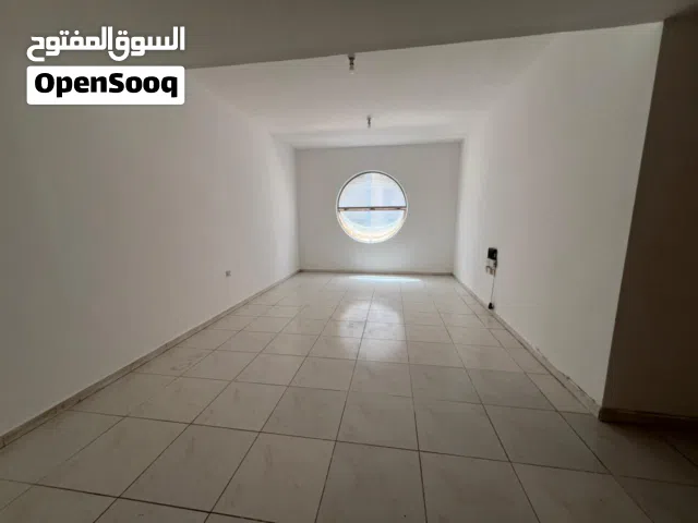 غرفتين وصالة للايجار السنوي في منطقة البوطينه الشارقة مساحة واسعة بلكونة باطلالة مفتوحة